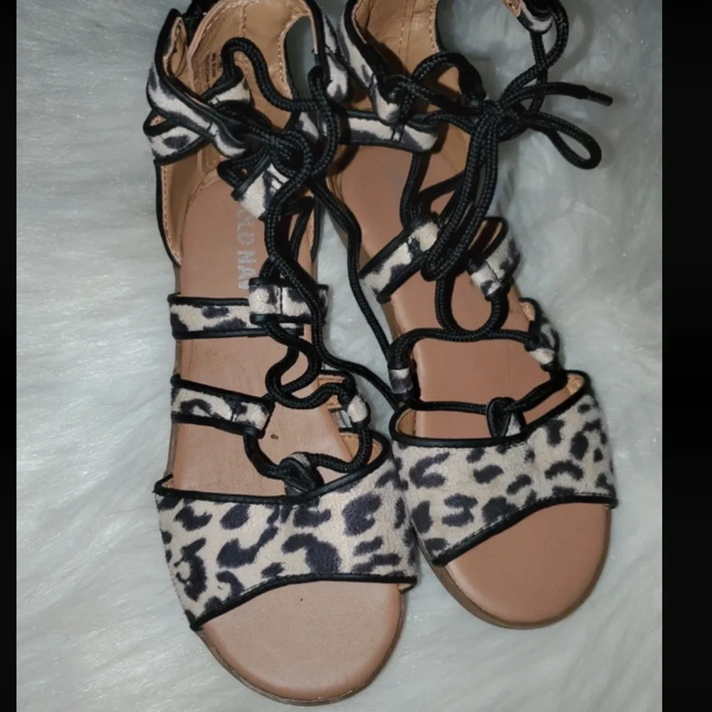 Girl’s Old Navy lace up animal print sandals size 11c EUC